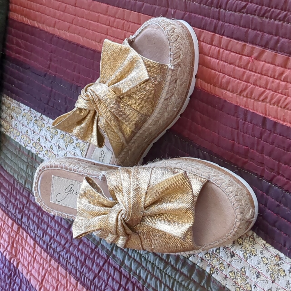 SAMANTHA GAIMO* espadrille slide imported from Spain oversized bow gold